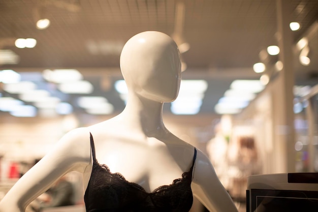 Mannequin van een vrouw in een beha in een etalage