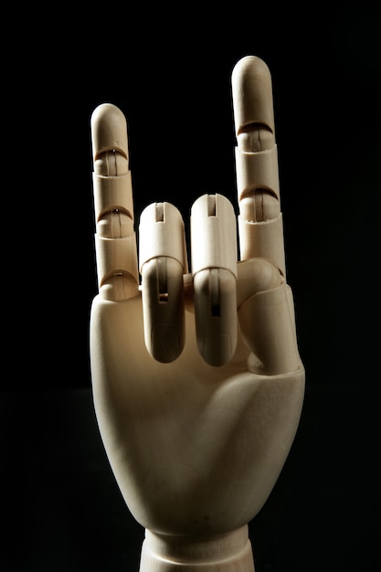 Photo mannequin wooden hand, horns with fingers