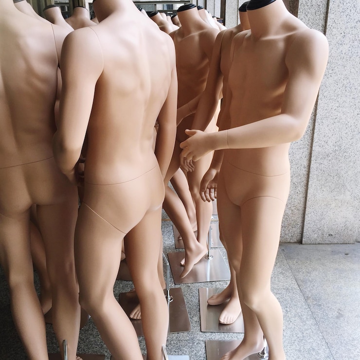 Фотография манеки в магазине