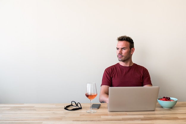 Mannetje die freelancer laptop thuis met behulp van