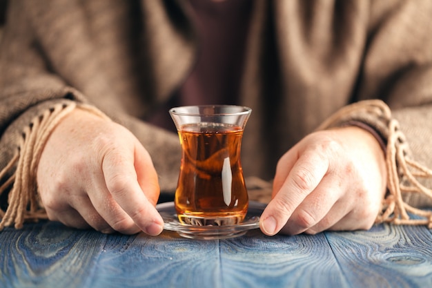 Mannetje drinkt hete thee in koude dag