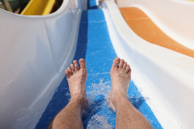 Mannetje op achtbaan in het waterpark