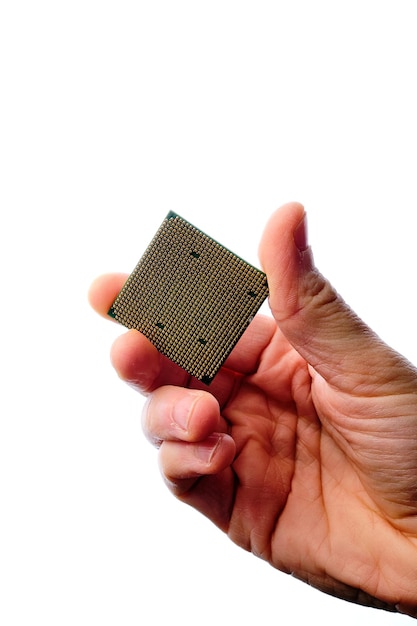 Foto la mano dell'uomo con un microchip sullo sfondo bianco