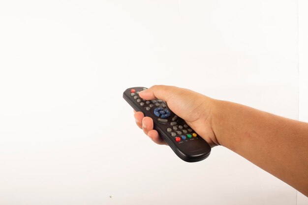 Photo a mans hand holds a remote