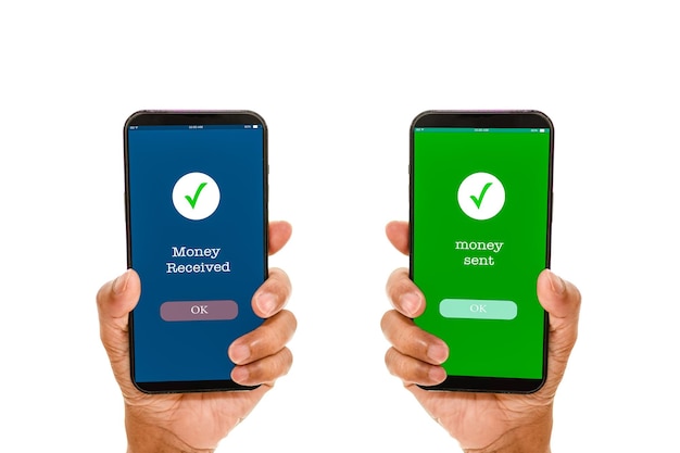 男性の手はスマートフォンをスクリーンに掲げて送信と受信されたメッセージマネーを表示しています