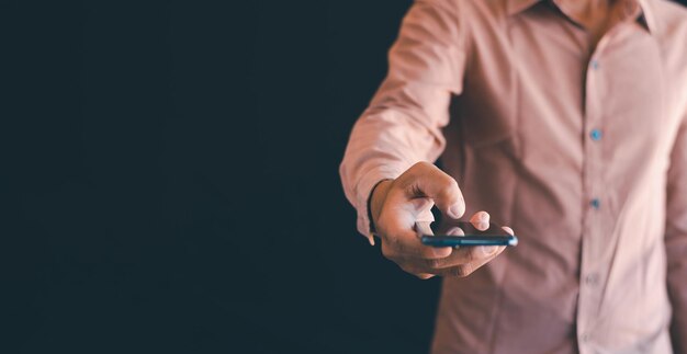 Foto la mano dell'uomo sta usando il cellulare.