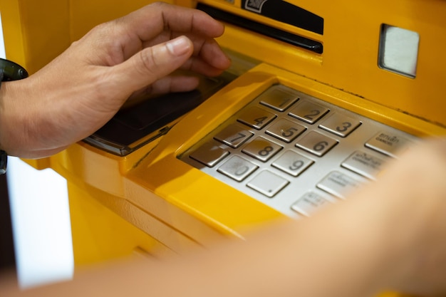 Foto la mano dell'uomo sta prelevando soldi dal bancomat.