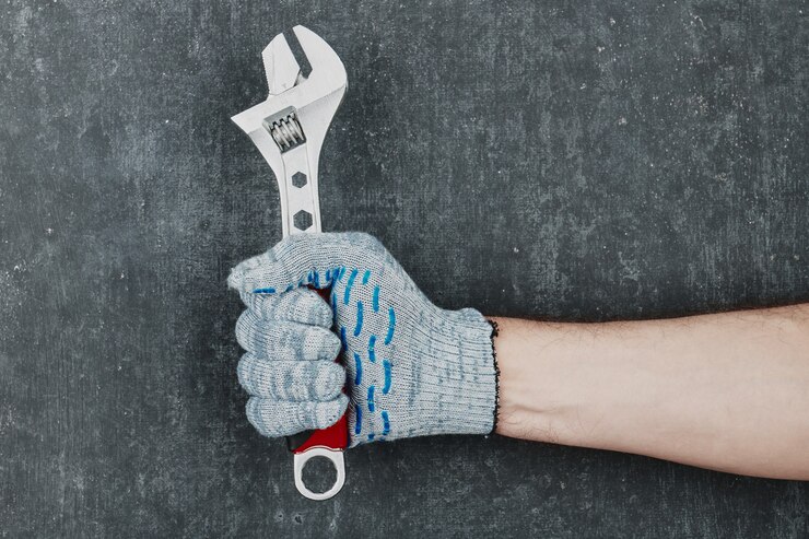 Mans hand met een verstelbare moersleutel