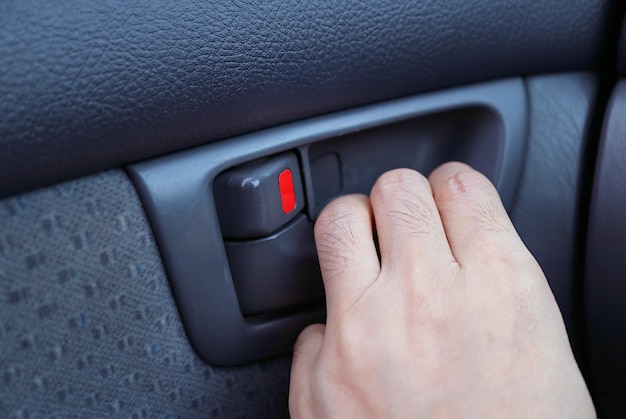 Photo mans hand opening the cars inside handle