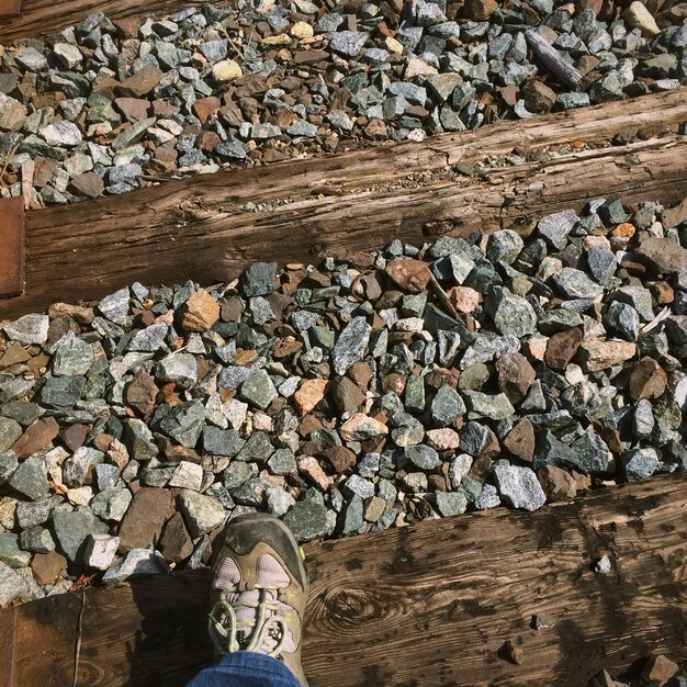 Photo mans hand on railroad tie