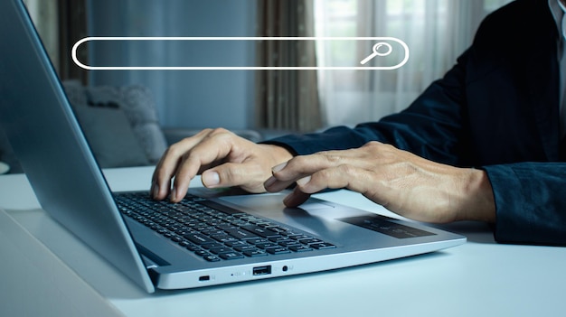 Foto le mani dell'uomo stanno usando un computer portatile per cercare informazioni