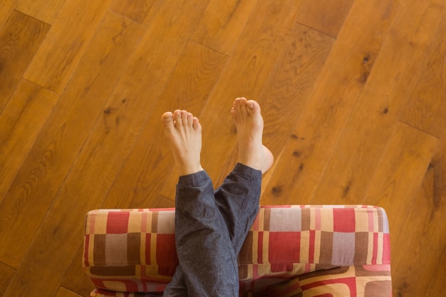 Photo mans legs on the couch