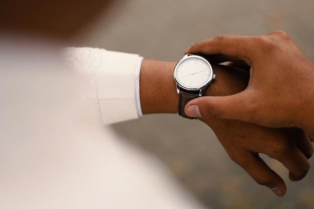 Foto orologio da uomo a portata di mano cerimonia di nozze