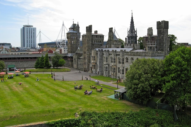 Foto il palazzo e la torre dell'orologio del castello di cardiff