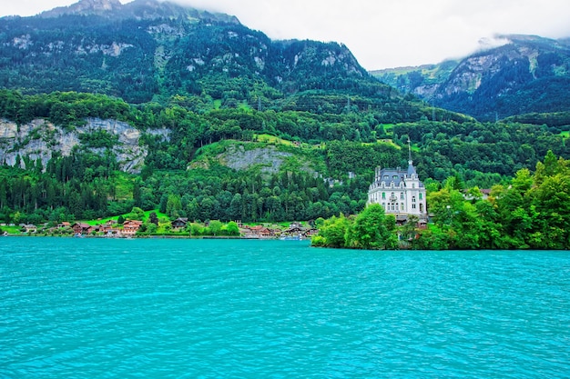 Photo mansion at lake brienz and brienzer rothorn mountain at interlaken in canton of bern in switzerland