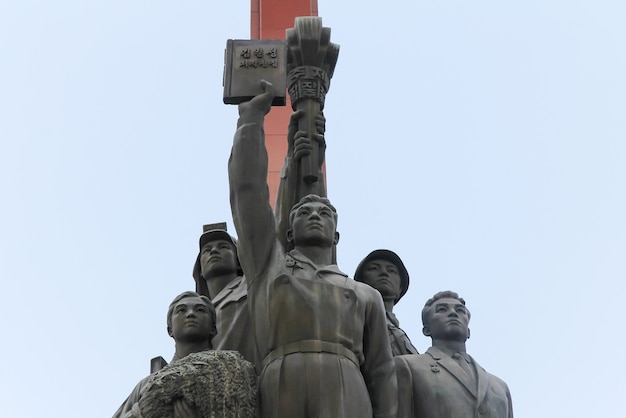 Mansu hill grand monument a pyongyang, corea del nord. ci sono 229 figure in tutto, che commemorano la storia della lotta rivoluzionaria del popolo coreano.