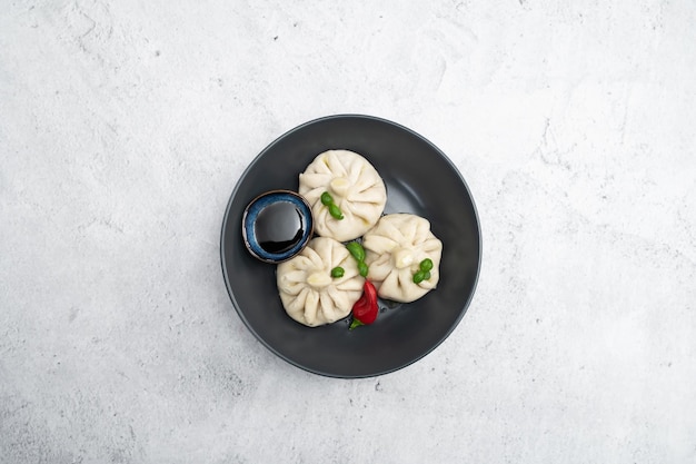 Foto manti op een bord traditioneel aziatisch eten gevuld met vlees en groenten