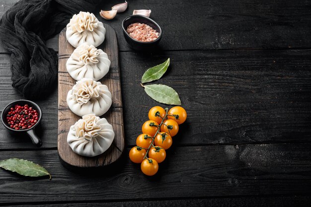 Manti, set di ravioli tradizionali turchi, sul tavolo di legno nero