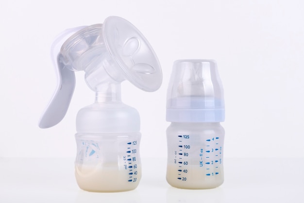 Manual breast pump