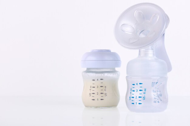 Manual breast pump