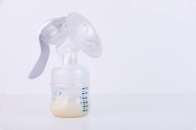 Manual breast pump