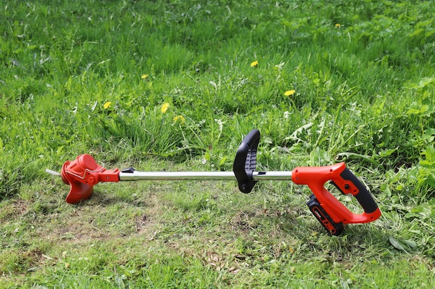 manual electric trimmer for mowing grass in small volumes in garden and courtyard