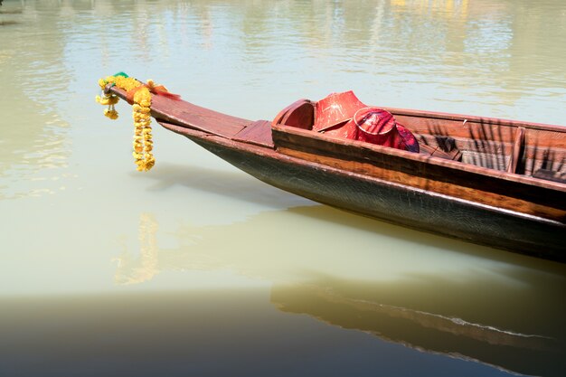 Фото Ручная длинная хвостовая лодка - это парковка на реке природы