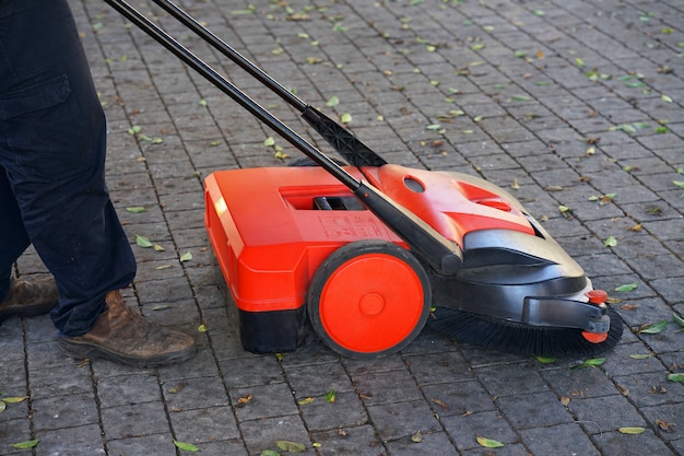 Manual machine for cleaning streets