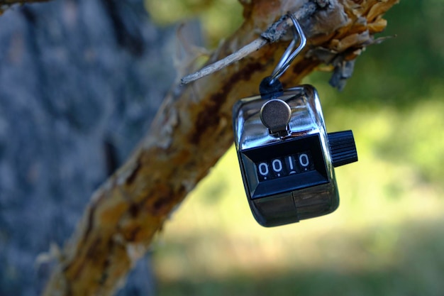 Manual mechanical counter on the branch