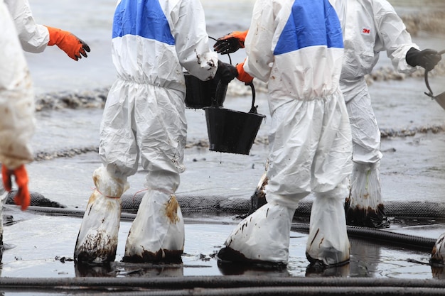 Foto lavoratori manuali che lavorano in acqua sporca