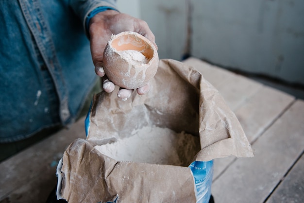 Miscelazione manuale di gesso e acqua