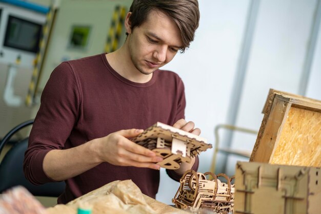 Il produttore scolpisce il capolavoro dal legno in officina b