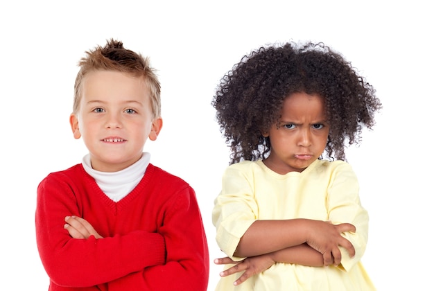 Foto molti bambini arrabbiati isolati su uno sfondo bianco