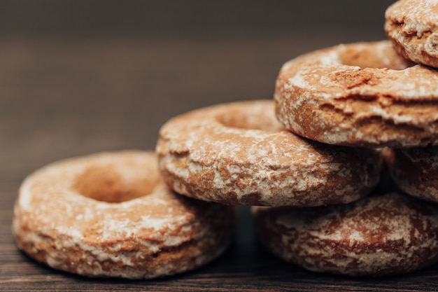 Molti bagel e pan di zenzero giacciono su un tavolo marrone