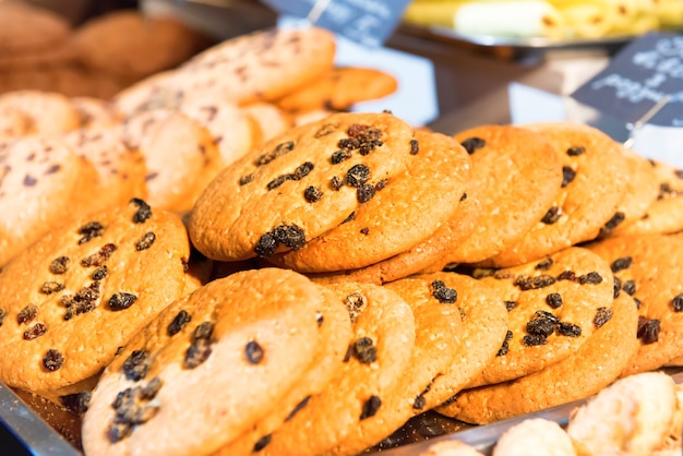 Tanti biscotti al cioccolato sfornati in tavola