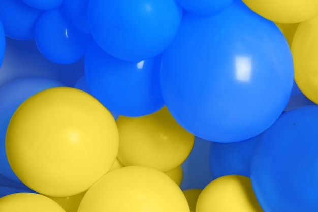 Фото Много воздушных шаров в цветах украинского флага в качестве фона