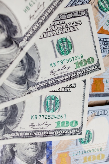 Фото Многие банкноты номиналом 100 долларов на передней и задней фоновой текстуре долларов сша