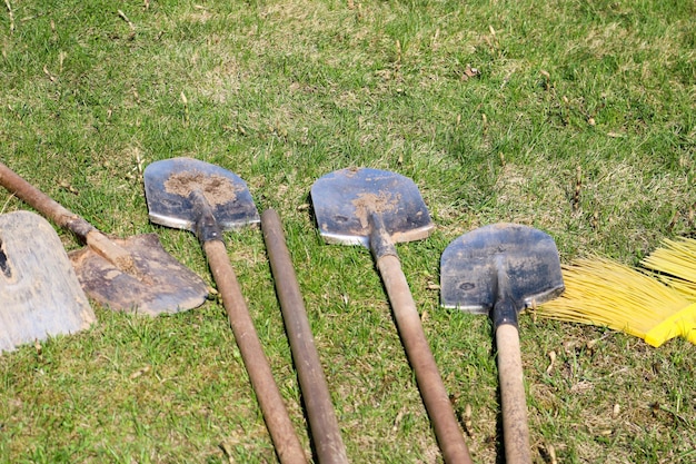 Many bayonet shovels with wooden handles household equipment for cleaning arrangement