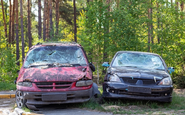 Много сломанных автомобилей после дорожно-транспортного происшествия на стоянке ремонтной станции на улице Мастерская по повреждению кузова автомобиля на открытом воздухе Продажа страховых автомобилей скорой помощи на аукционе