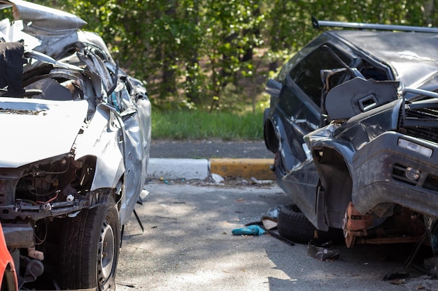 Foto molte auto rotte dopo un incidente stradale nel parcheggio di una stazione di servizio di restauro