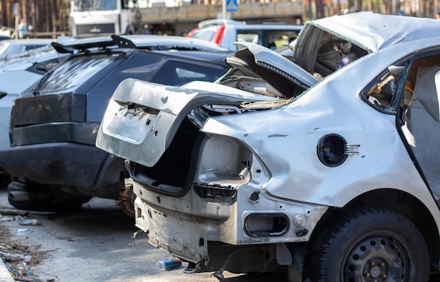 修復サービスステーションの駐車場での交通事故後の多くの壊れた車