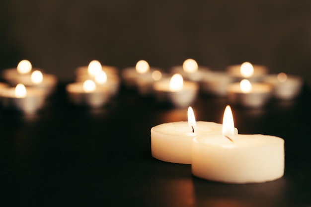 Photo many burning candles with shallow depth of field