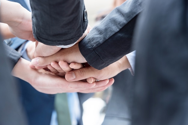 写真 多くのビジネス関係者は、一緒にビジネスを行うための最初の合意のために一緒に手を結ぶ。