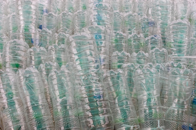 Foto molte bottiglie d'acqua trasparenti in plastica