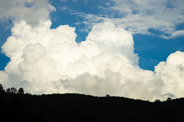 山の頂上に多くの雲