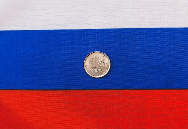1 루블의 많은 동전이 러시아 돈에 놓여 있습니다.