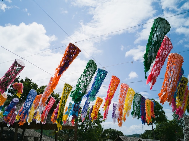 Многоцветное искусство из бумаги смешано, украшенное на открытом воздухе на открытом рынке