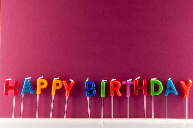Многие цветные свечи с текстом С Днем Рождения