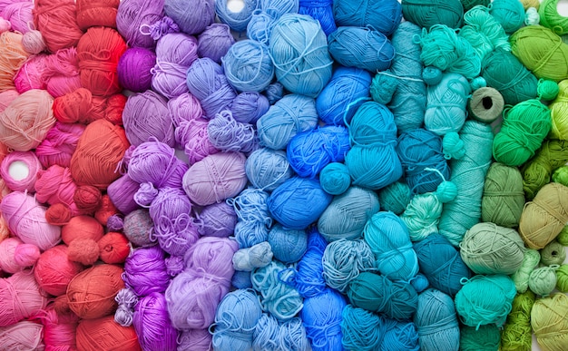 Molti gomitoli di lana e filati di cotone colorati