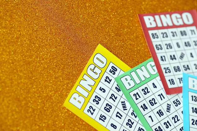 Foto molte tavole da bingo colorate o carte da gioco per vincere fiches classiche americane o canadesi da cinque a cinque carte da bingo su sfondo luminoso